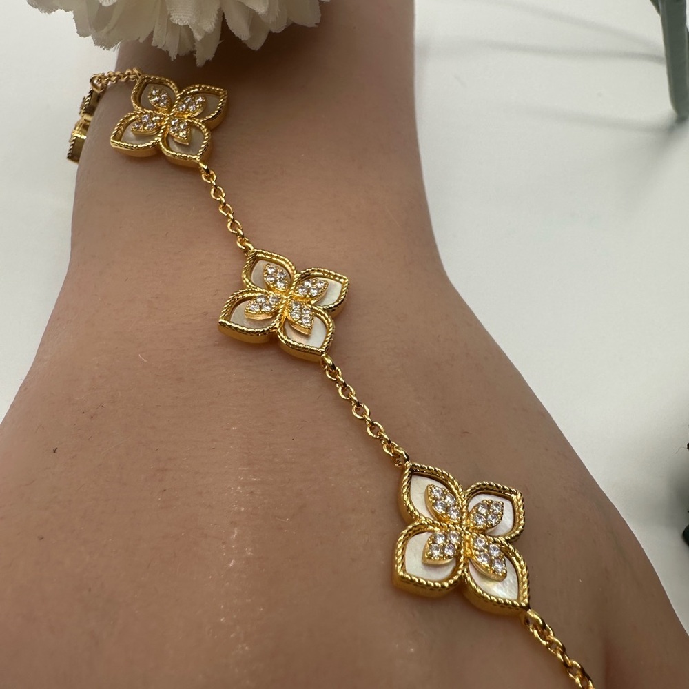 Elegant Gold and White Floral Bracelet